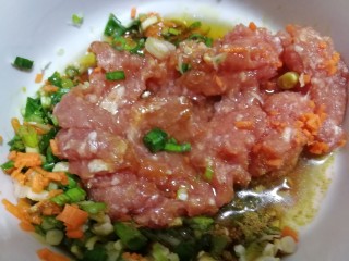 最爱包子+切着吃的肉卷包子,切碎的胡萝卜放入碗里。添加适量的水。