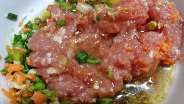 最爱包子+切着吃的肉卷包子,切碎的胡萝卜放入碗里。添加适量的水。