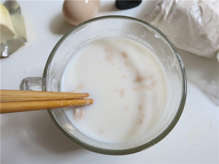 雪花一样的美-波斯尼亚雪花包,温牛奶中，加入酵母和少许糖，温暖处静置5分钟