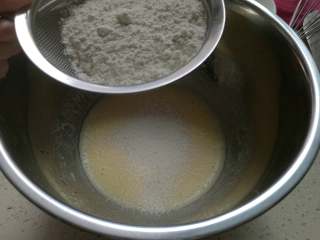 藜麦黑芝麻戚风,加入过筛的低粉，拌匀成面糊

