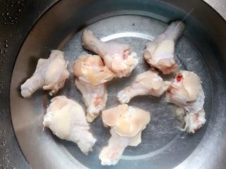 照烧鸡翅根,先将鸡翅根在清水中浸泡半小时去血水。
