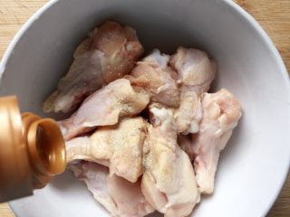 照烧鸡翅根,半小时后，将鸡翅根洗净沥干水分，加入胡椒粉和料酒抓匀腌制十分钟。