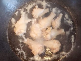 照烧鸡翅根,锅中放水，放入鸡翅根焯水后捞出洗净浮沫。