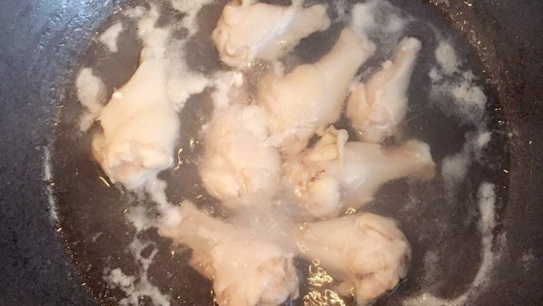 照烧鸡翅根,锅中放水，放入鸡翅根焯水后捞出洗净浮沫。