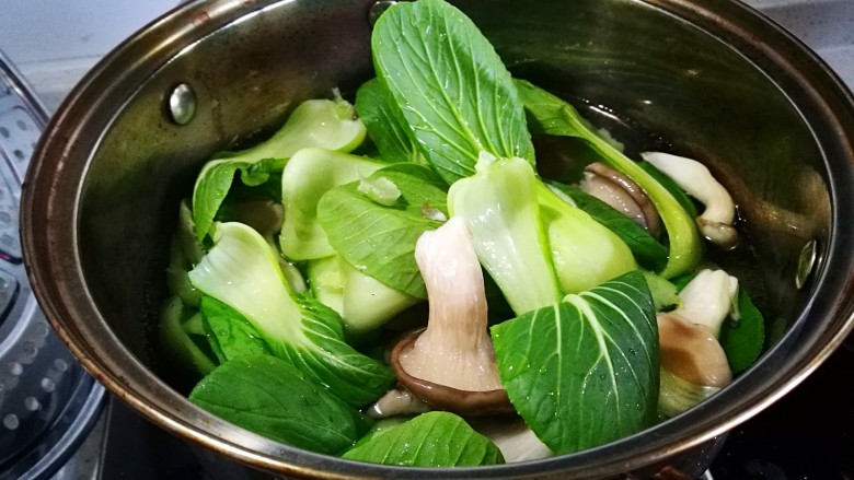 糖尿病菜谱～罗汉菜团儿,锅中水开 放入油菜蘑菇