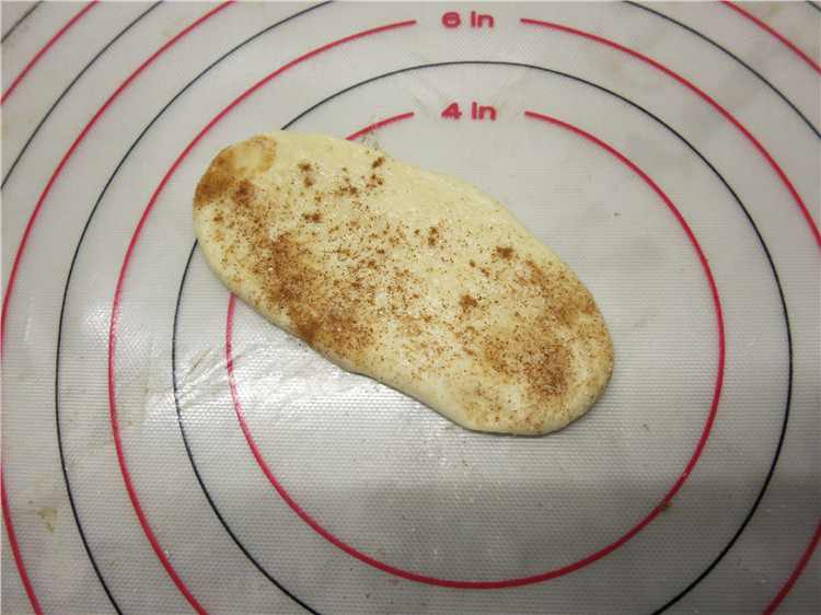 雪花一样的美-波斯尼亚雪花包,分出的15克小面团，擀成长条形，刷油撒糖撒肉桂粉