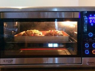 南极磷虾吐司披萨,烤箱上下火180度，烘烤13～15分钟，待表面的奶酪化掉即可。