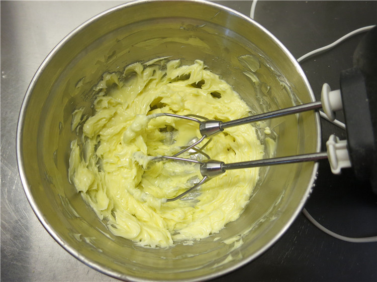 香酥不腻皇家曲奇,将黄油切小块，提前半小时从冰箱冷藏室取出软化。