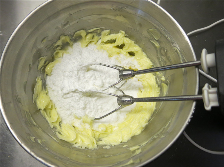 香酥不腻皇家曲奇,将软化的黄油用电动打蛋器低速打散，加入糖粉