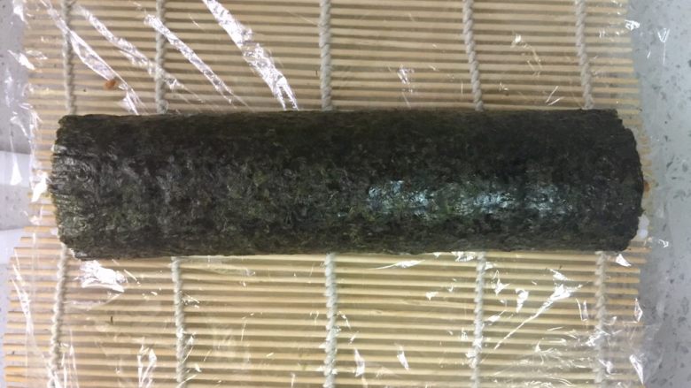 牛油果肉松寿司,卷成长条。