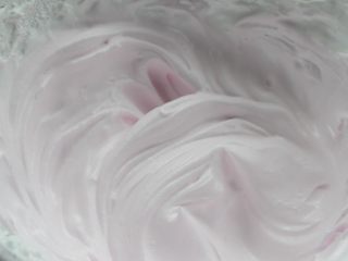 兔子纸杯蛋糕,充分打匀后的淡粉色