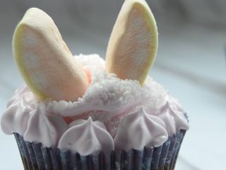 兔子纸杯蛋糕,装上棉花糖耳朵