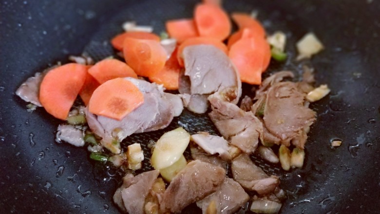 彩蔬肉片炒干豆腐皮,再加入切好的胡萝卜。