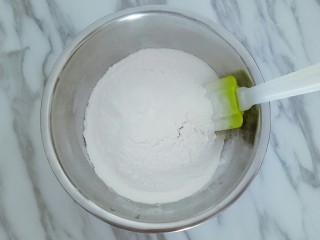 香葱桃酥,将低筋面粉和泡打粉混合均匀，过筛到液体中