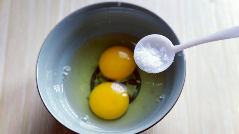 #适合冬天的菜#韭黄炒鸡蛋,鸡蛋敲再碗里，加入盐。