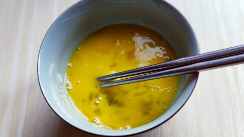 #适合冬天的菜#韭黄炒鸡蛋,用筷子抽打，打散。