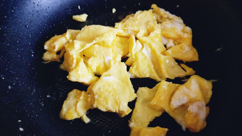#适合冬天的菜#韭黄炒鸡蛋,待蛋液凝固后用铲子将鸡蛋饼切小块，盛出备用。
