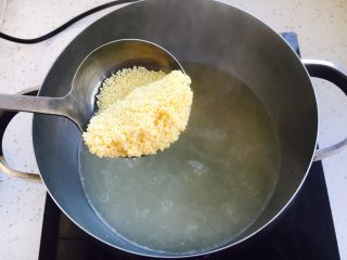 山药鸡汤小米粥,放入小米。