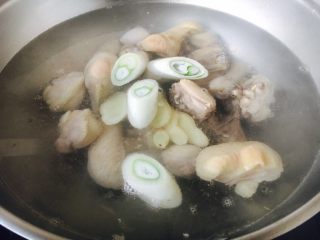 山药鸡汤小米粥,把焯好水的鸡放在锅里，倒入大量的温开水，放入葱姜。