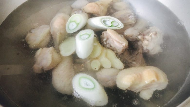 山药鸡汤小米粥,把焯好水的鸡放在锅里，倒入大量的温开水，放入葱姜。