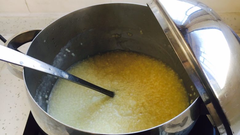 山药鸡汤小米粥,煮小米粥时请注意火的大小，小米粥非常容易沸出，把一把勺放在锅里可以避免粥沸出。