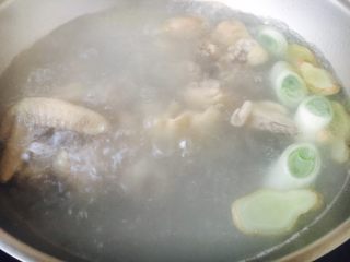 山药鸡汤小米粥,大火煮开，小火煮约1个小时，鸡汤煲好。