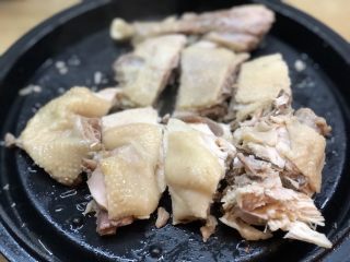 一锅两吃-老鸡慢炖,将鸡肉剪成块或切成块