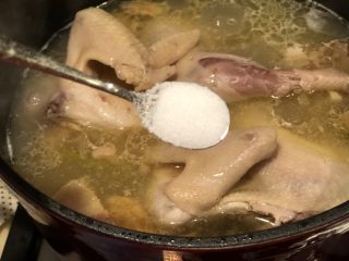 一锅两吃-老鸡慢炖,加入适量的盐调味
火腿自带咸味，加入盐后慢炖5-10分钟就可以了
