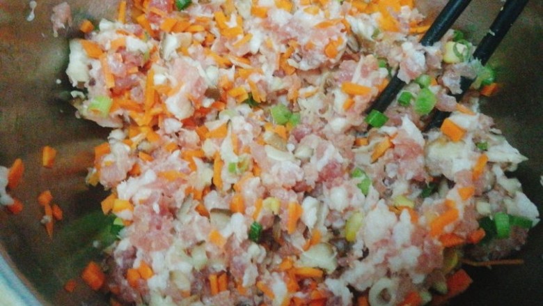 最爱包子+蔬菜肉包子,配料一样一样加，先加葱头，胡萝卜，搅拌均匀