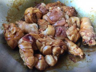 小鸡炖蘑菇,糖色炒好后放入鸡块，翻炒鸡块，使鸡块上色均匀。