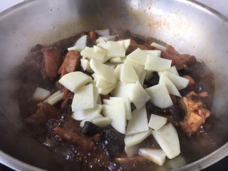小鸡炖蘑菇,20分钟后放入土豆片，把土豆片炖熟即可。
饭店里的小鸡炖蘑菇没有土豆，我因为爱吃土豆所以就放了土豆。土豆很入味，很好吃。