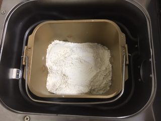 最爱面包➕新疆三果大列巴,然后放入粉类，盐和糖对角放，酵母放中间，用面粉盖上。启动面包机和面功能，开始工作。