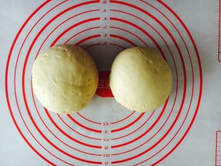 最爱面包➕新疆三果大列巴,把面团平均分成2份。