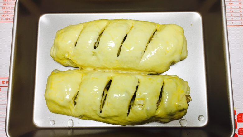 最爱面包➕新疆三果大列巴,用小刀在大列巴表面割4刀，割的深度要深些。