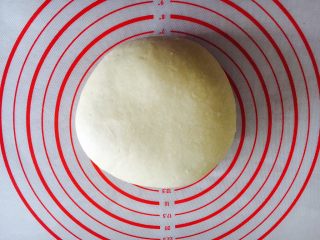 最爱面包➕新疆三果大列巴,拿出发酵好的面团排气，盖上保鲜膜餳15分钟。