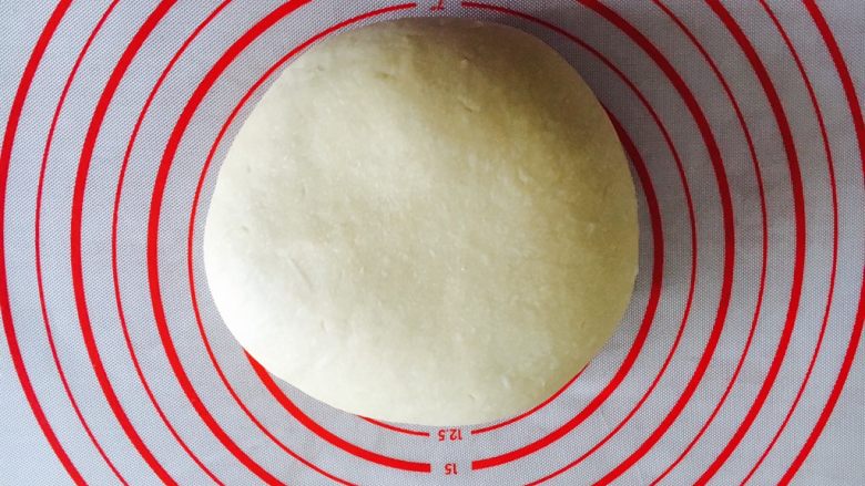 最爱面包➕新疆三果大列巴,拿出发酵好的面团排气，盖上保鲜膜餳15分钟。
