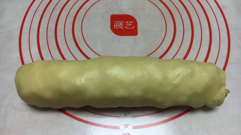 最爱面包➕新疆三果大列巴,卷好的三果大列巴，把粘合的封口放在下边。