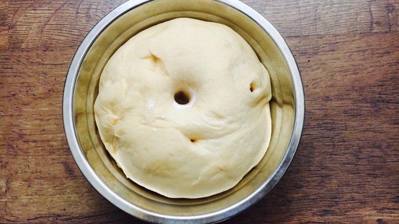 最爱面包➕新疆三果大列巴,面团发酵是原来面团的1.5倍或者2倍，手指蘸面粉，戳入面团，面团不茴缩即可。