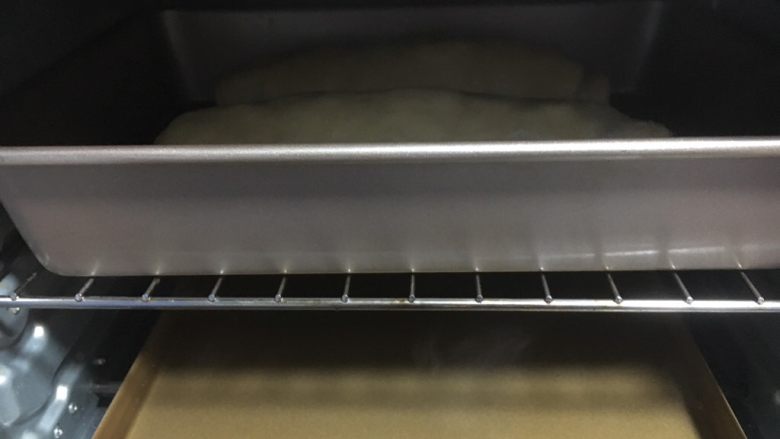最爱面包➕新疆三果大列巴,放入烤箱进行第二次发酵，我的烤箱没有发酵功能但是不影响发酵，烤箱下边放一盘开水（我换了2次开水），静置发酵约40分钟～60分钟左右。
