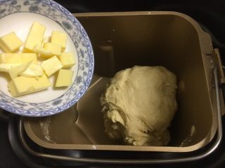 最爱面包➕新疆三果大列巴,工作十分钟后放入软化好的黄油，然后面包机继续和面约20分钟。