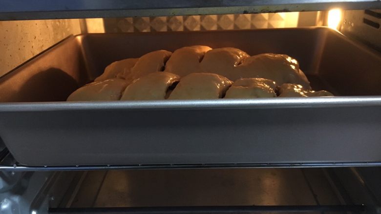 最爱面包➕新疆三果大列巴,放入烤箱中层，烤约30分钟左右。
