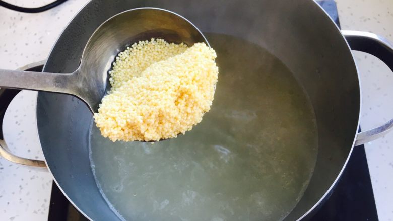 鸡汤小米栗子粥,鸡汤开了后放入泡好的小米。