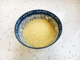鸡汤小米栗子粥,取90g的小米。