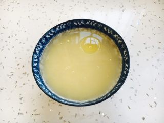 鸡汤小米栗子粥,把小米清洗干净，用温水泡10分钟，在水里加两滴橄榄油。