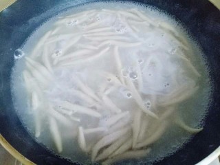 凉拌莜面鱼鱼,锅中烧水，水开后下入鱼鱼莜面，煮熟后捞出。
