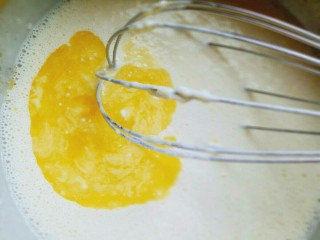 水果千层蛋糕,加入隔水融化的黄油，打均匀。(黄油隔水融化或者微波炉30秒)
