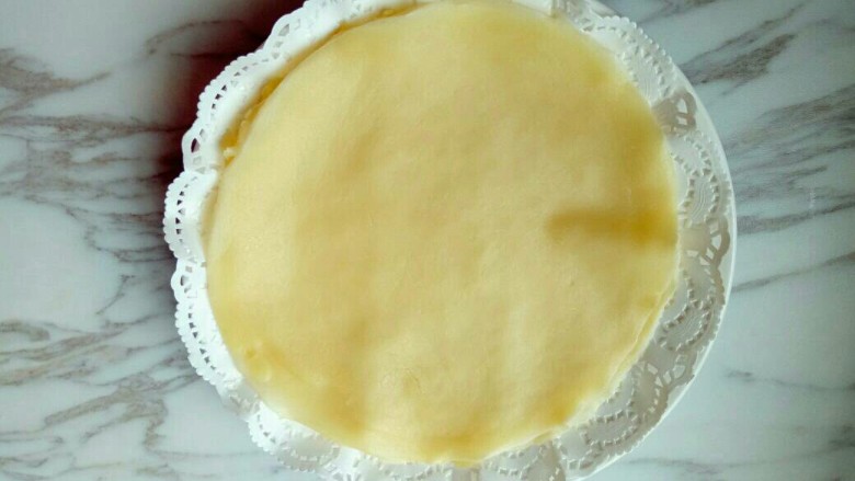 水果千层蛋糕,做好的饼皮放在网上晾凉备用。