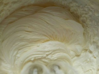 水果千层蛋糕,打发奶油，400g的奶油加了45g砂糖，可以根据个人喜欢增减糖的量，用电动打蛋器将奶油打发。
