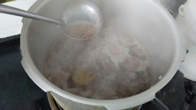 ≈羊肉火锅≈,浸泡好的羊肉，入锅中焯水，去血沫子