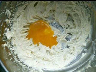 酥饼,加入一只蛋黄搅拌均匀
